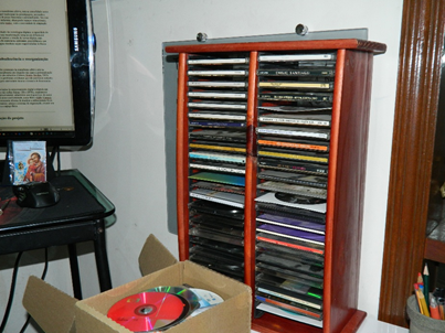 Figura 1 – Armário originalmente projetado para armazenamento de mídias ópticas (CDs e DVDs), evidenciando a elevada ocupação de espaço físico e o contexto de obsolescência dessas mídias no ambiente de trabalho do autor.