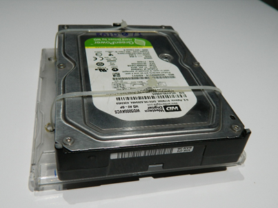 Figura 3 – Modelo tridimensional do suporte para HD de 3,5”, desenvolvido em ambiente CAD (SolidWorks), com dimensões compatíveis às caixas padrão de CD de áudio