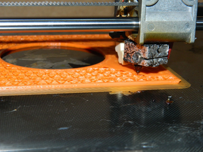 Figura 5 – Detalhe do processo de fabricação do case por impressão 3D do tipo FDM, evidenciando a deposição de camadas e o padrão de preenchimento interno, utilizando filamento ABS