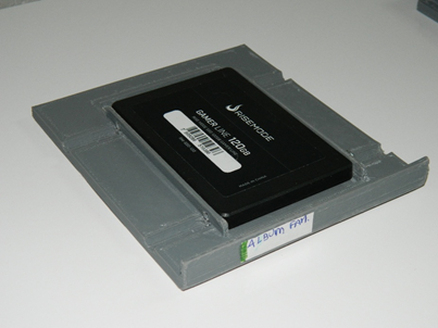 Figura 7 – Case impresso em 3D para SSD de 2,5”, com o dispositivo devidamente montado, mantendo compatibilidade dimensional com caixas padrão de CD de áudio